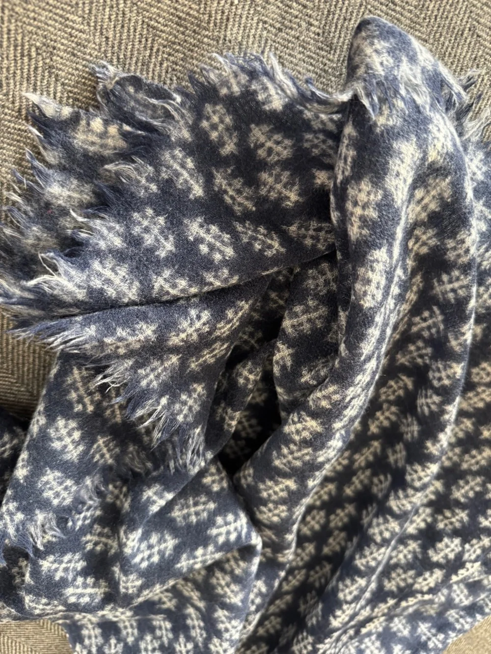NWOT, NAVY/WHITE WOOL, BLOCKPRINT SCARF WITH FRINGED EDGES ON TWO SIDES